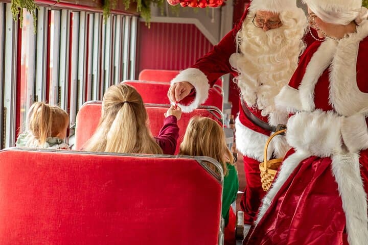 Santa Express Train First Class: A Festive Ride Along the Pemigewasset