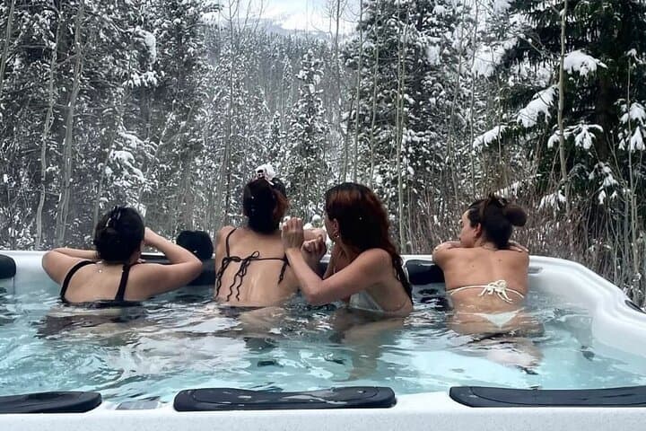Norway Aurora Retreat: Coastal Saunas, Fjords & Northern Lights