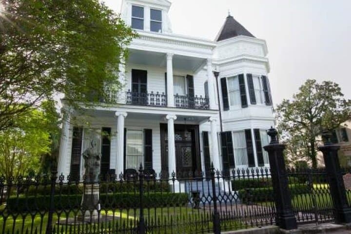 Garden District Home & History Walking Tour: Mansions, Oaks, and Southern Stories photo 1