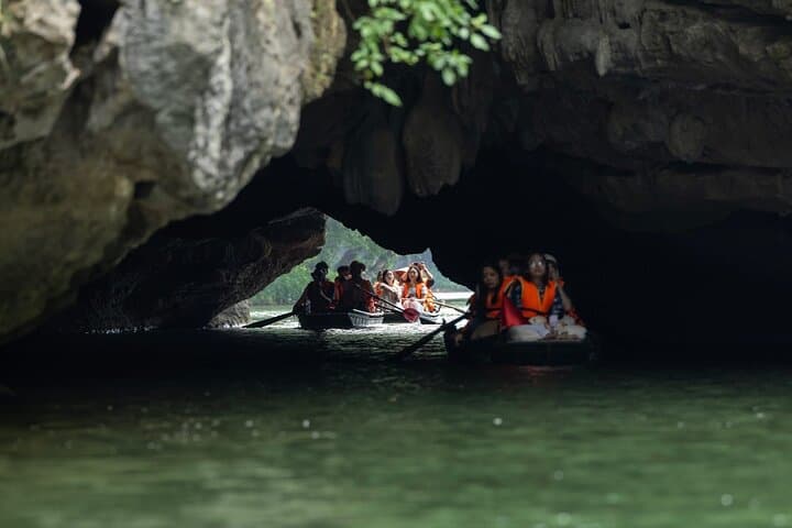 Day Trip to Ninh Binh: Hoa Lu, Trang An Sampan & Mua Cave Viewpoint photo 6