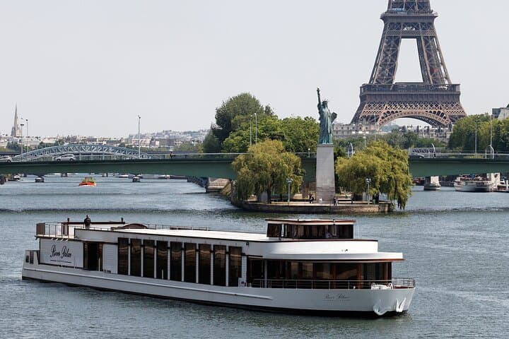 Paris New Year's Eve Seine Dinner Cruise Under the Eiffel Tower photo 5
