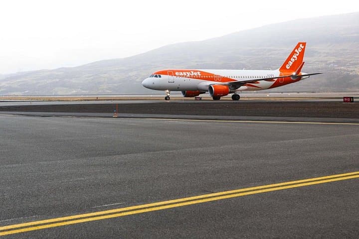 Akureyri Airport Transfer to Lake Mývatn: EasyJet Arrival Shuttle and Scenic Drive