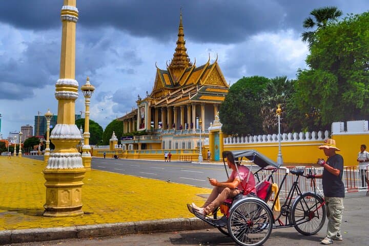 Cyclo Through Phnom Penh: Royal Palace, Wat Phnom & Local Eats