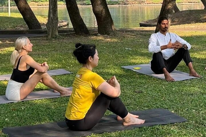 Morning Outdoor Yoga at Lumphini Park — Bangkok’s Urban Breathwork photo 4