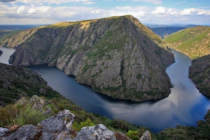 Ribeira Sacra Private Tour: Sil Canyon Catamaran, San Pedro de Rocas & Allariz