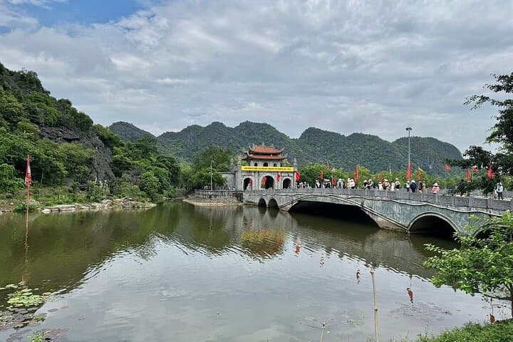 Luxury Ninh Binh Day Trip: Hoa Lu & Tam Coc Boat from Hanoi photo 5