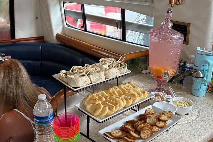 Miami Private Yacht Cruise: Biscayne Bay & Star Island Sightseeing photo 4