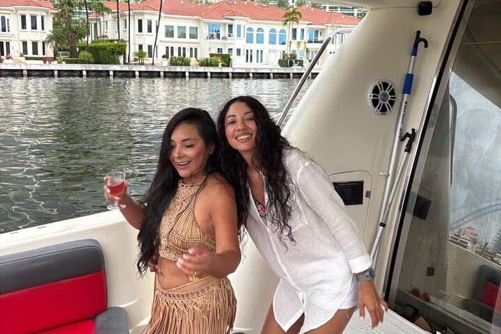 Miami Private Yacht Cruise: Biscayne Bay & Star Island Sightseeing