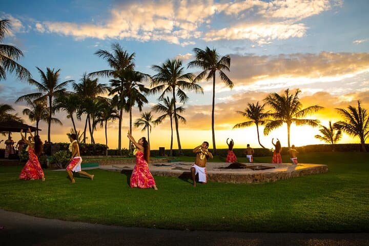Hawaii Polynesian Luau: Island Feast, Hula & Fire Knife Show in Oahu photo 3