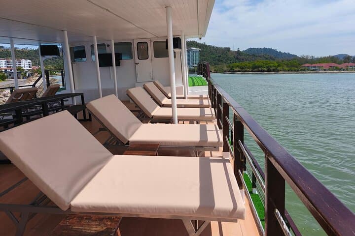 Sunset Dinner Cruise Langkawi: BBQ Buffet, Sea Jacuzzi & Live Entertainment photo 5