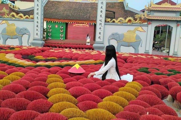 Hanoi Train Street & Quang Phu Cau Incense Village Private Half-Day Tour photo 4