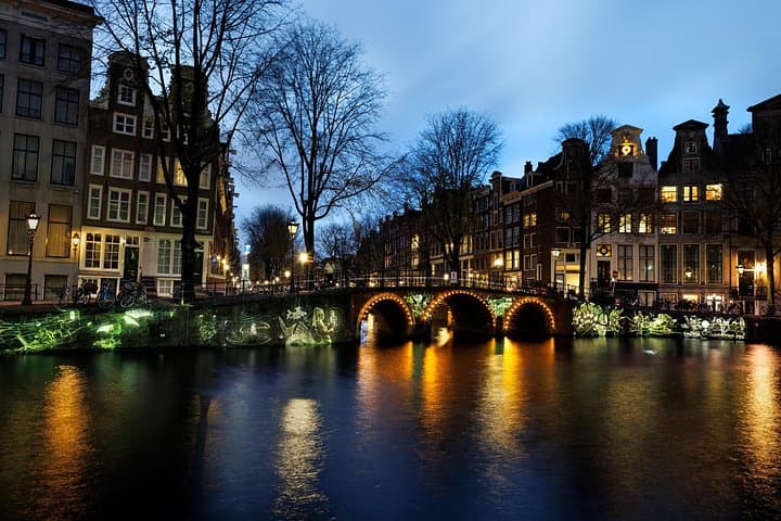 Amsterdam Light Festival Canal Cruise — Electric Boat Night Tour photo 4