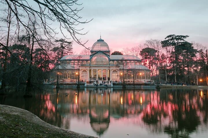 Exploring El Retiro: Guided Walking Tour and Tapas in Madrid
