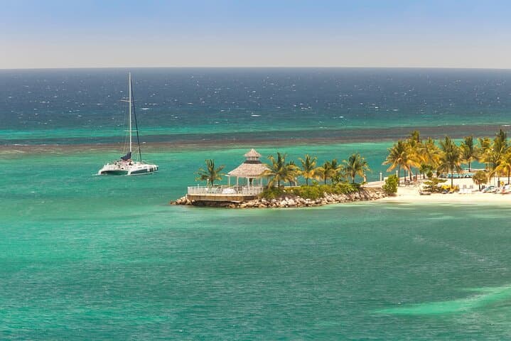 Private Catamaran to Dunn's River Falls — Snorkel, Sail and Climb from Ocho Rios photo 5