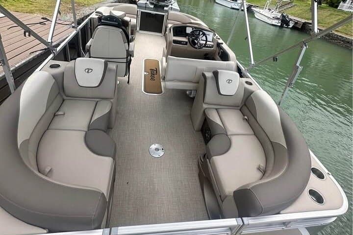 Private Pontoon Boat Rental in Kaneohe Bay — Sandbar Snorkel & Family Cruise photo 3
