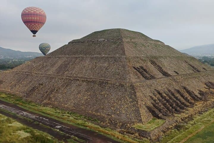 Sunrise Hot Air Balloon Over Teotihuacan: Dawn Flight Above the Pyramids photo 2