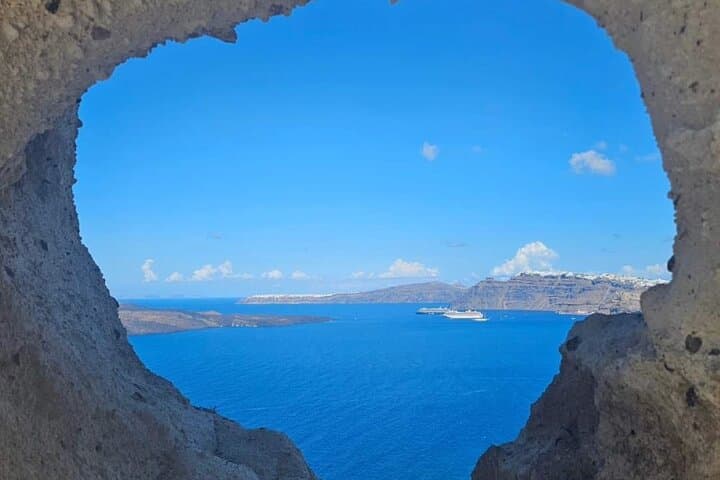 Santorini Caldera Escape: Private Villa, Jacuzzi & Guided Day Tour photo 4