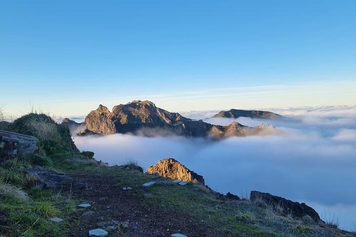 Sunset at Pico do Arieiro: Relaxing Evening Views on Madeira's Iconic Peak