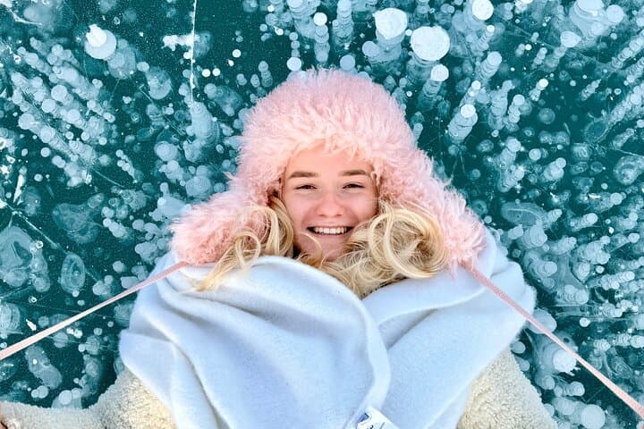 Abraham Lake Bubbles, Lake Louise & Peyto: Full-Day Winter Tour from Calgary photo 1