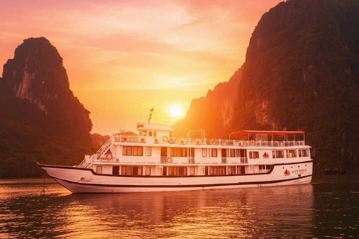 Bai Tu Long Bay 2-Day Cruise: Kayaking, Cave Visit & Vietnamese Cooking Class