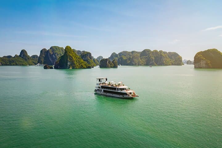 Halong Bay Luxury Day Cruise from Hanoi: Jacuzzi, Kayaks & Sunset Party