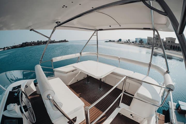 Abu Dhabi Catamaran Island Cruise — 2-Hour Luxury Yacht Charter photo 4