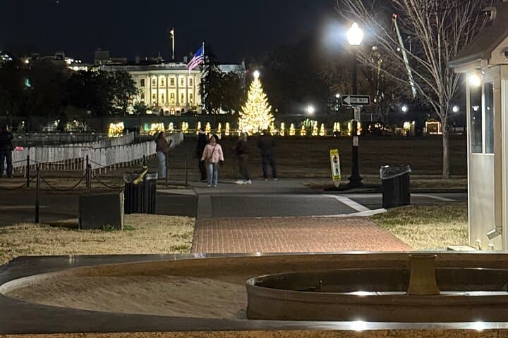 Holiday Lights Tour at the U.S. Capitol, White House & Memorials — Washington DC Evening Walk photo 4