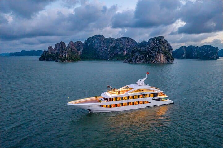 Luxury Halong Bay Day Cruise from Hanoi: Buffet, Jacuzzi & Island Stops
