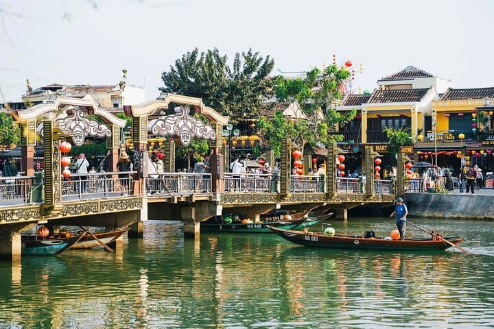 Hoi An Night Boat Ride and Lantern Release: Private Evening on the Hoai River