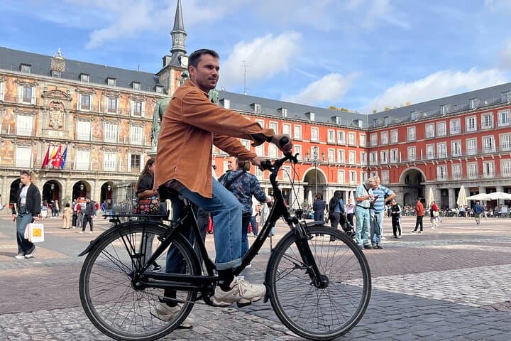 Madrid Bike Tour: Royal Squares, Retiro & Madroño Tasting