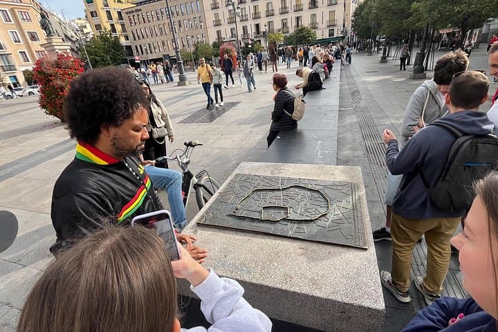 Madrid Bike Tour: Royal Squares, Retiro & Madroño Tasting photo 4