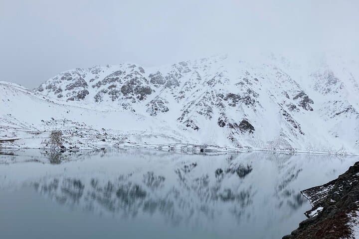 El Yeso Reservoir Wine Tasting Picnic from Santiago: Cheeseboard & Casa de Chocolate