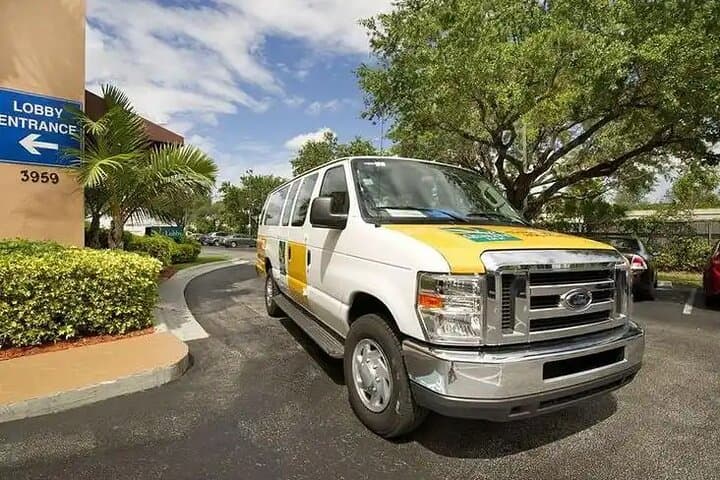 Private LaGuardia (LGA) Airport Transfer to Manhattan — Door-to-Door Pickup