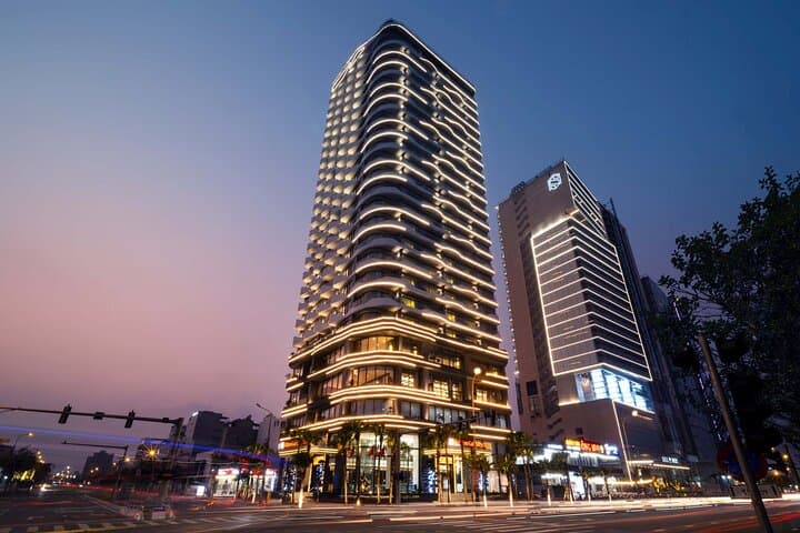 Da Nang Night Market & Dragon Bridge Private Cruise — Han River Evening Tour photo 3