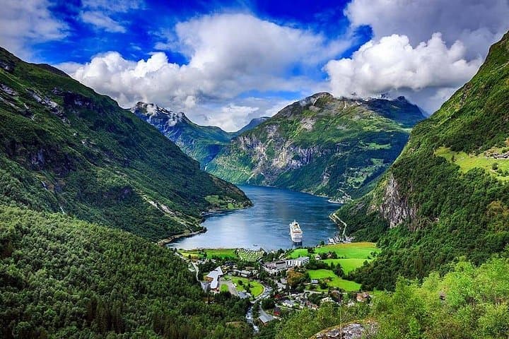 Alesund to Geirangerfjord Cruise and Stranda Gondola Day Tour