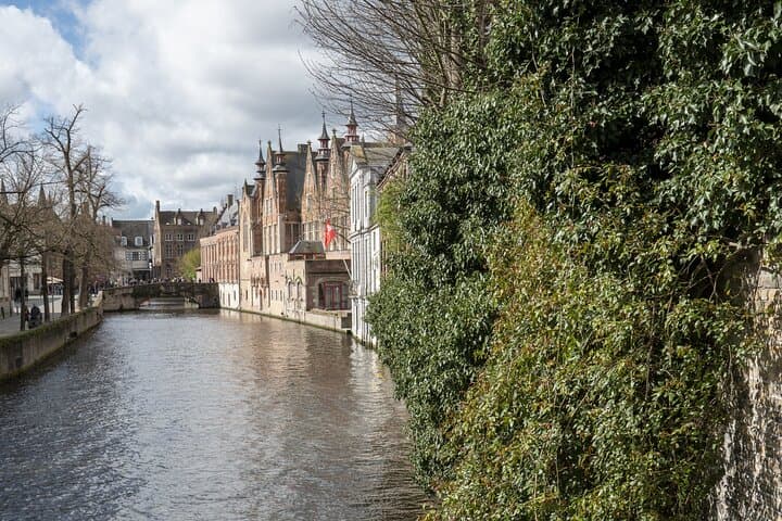 Bruges Guided Walking Tour with Canal Cruise & Chocolate Tasting photo 4
