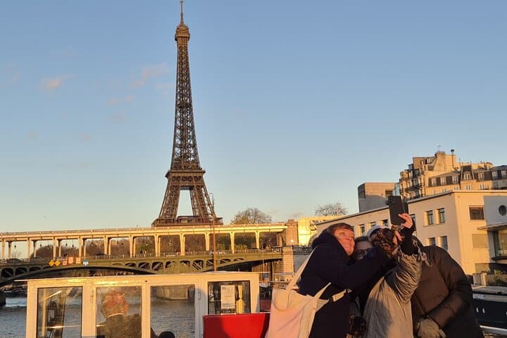 Evening Seine Cruise from Pont Neuf — 1‑Hour Guided River Sightseeing in Paris photo 5