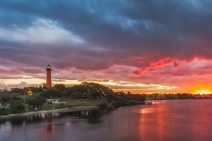 Jupiter Island Sunset Cruise: Celebrity Homes, Wildlife & Historic Lighthouse photo 2