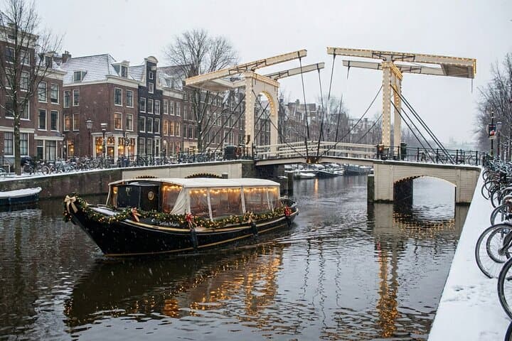 Smoke-Friendly Amsterdam Canal Cruise: 60-Minute Guided Boat with Drinks