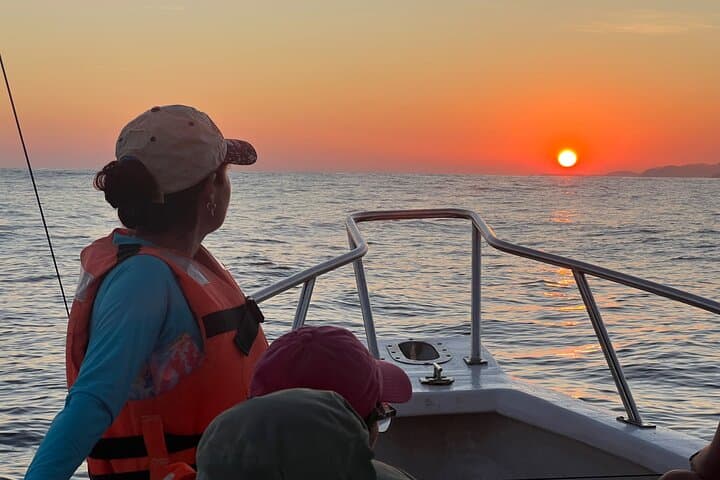 Private Huatulco Sunset Yacht Tour — Dolphins, Mantas & Blue-Flag Beaches