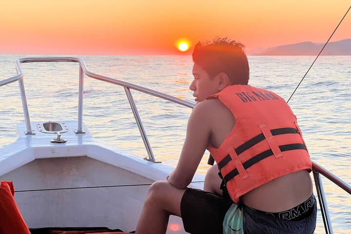 Private Huatulco Sunset Yacht Tour — Dolphins, Mantas & Blue-Flag Beaches photo 4