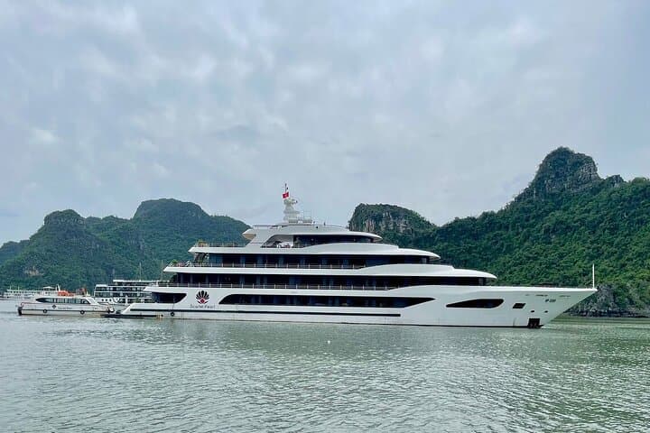 Luxury Ha Long & Lan Ha Bay 2D1N Cruise with Private Balcony and Kayaking photo 5