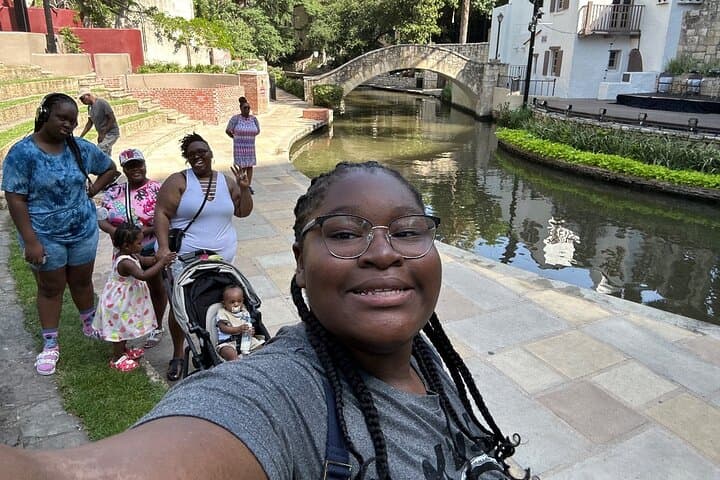 San Antonio Scavenger Hunt Walking Tour — Alamo, River Walk & La Villita Puzzle Adventure photo 1