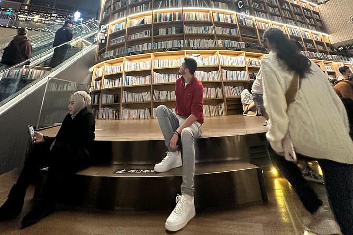 Gangnam Evening Walk: Bongeunsa Temple, Starfield Library & K-BBQ Tour photo 3