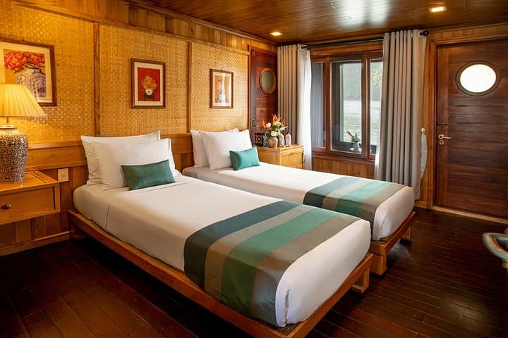 4-Day Halong Bay Cruise: Kayaking, Caves & Beach Hikes photo 6