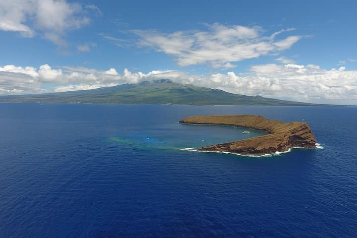 Early Morning Molokini Crater Snorkel Tour with Breakfast from Kihei photo 1