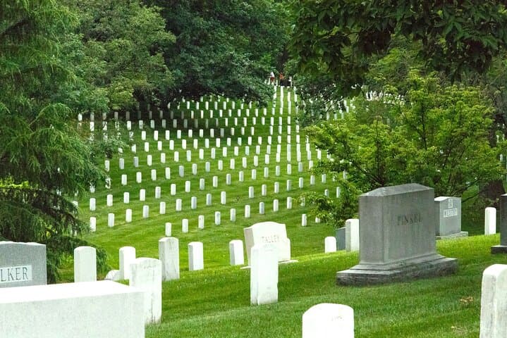 DC Monuments & Arlington: 10-Stop Guided Bus and Cemetery Walk photo 3