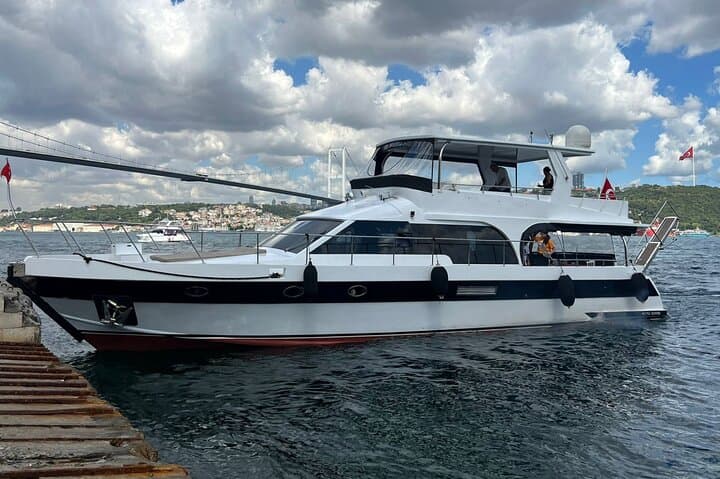 Private Bosphorus Yacht Charter: 2-Hour Family Cruise in Istanbul