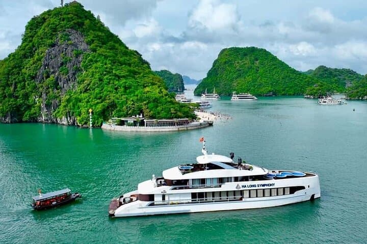 Luxury Halong Bay Day Cruise: Sung Sot Cave, Titov Island & Kayaking photo 2