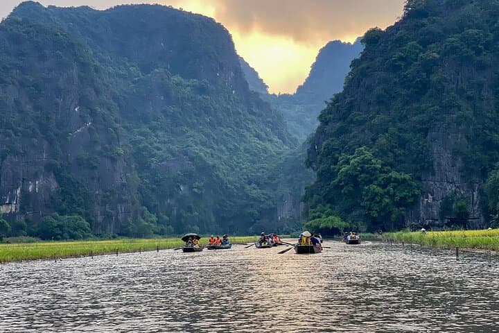 Luxury Ninh Binh Day Trip: Hoa Lu & Tam Coc Boat from Hanoi photo 4